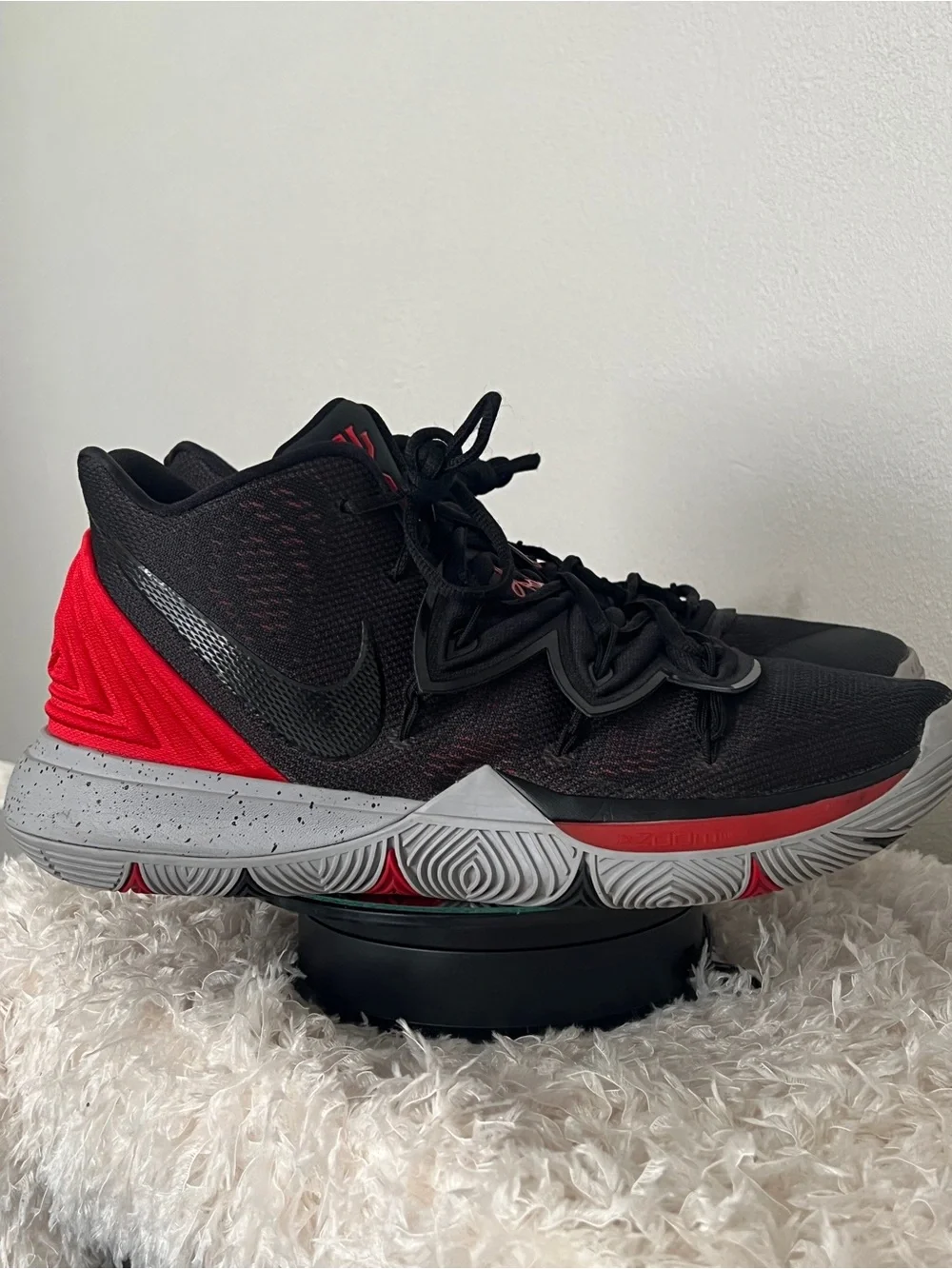 Nike Men’s Kyrie 5 Bred Basketball Shoes Size 13